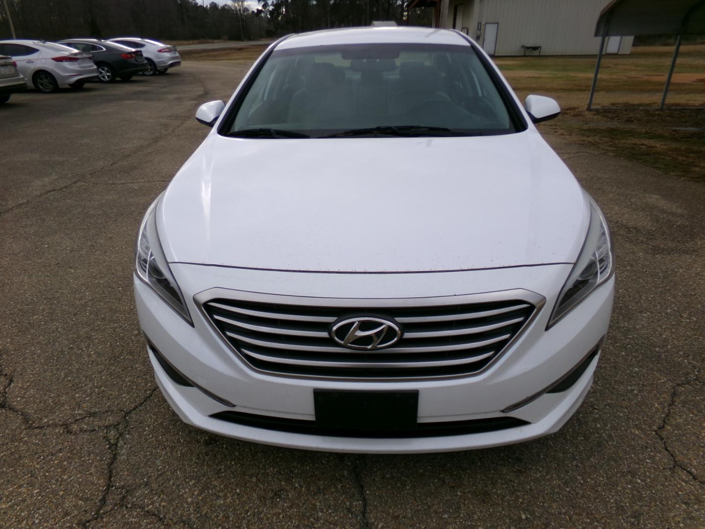 2015 White /Gray Hyundai Sonata ECO (5NPE24AF6FH) with an 1.6L L4 DOHC 16V engine, 7-Speed Automatic transmission, located at 401 First NE, Bearden, AR, 71720, (870) 687-3414, 33.726528, -92.611519 - Photo#21